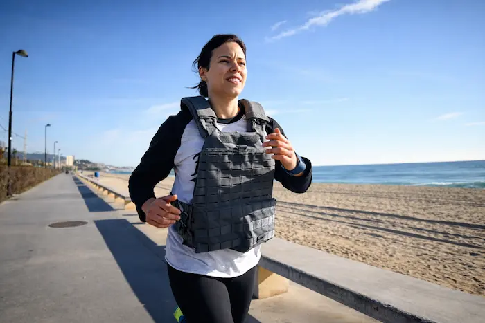 chica con chaleco de lastre con placas rigidas para CrossFit
