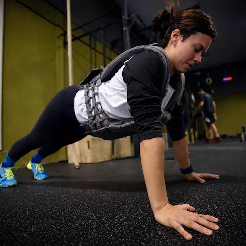 usuario de crossfit utilizando chaleco lastrado