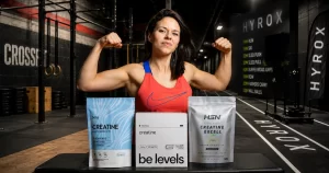chica que hace crossfit mostrando tres opciones de creatina