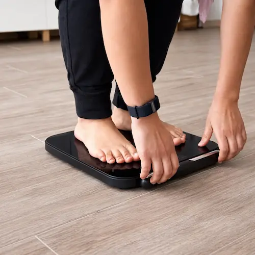 mujer utilizando una bascula de bioimpedancia