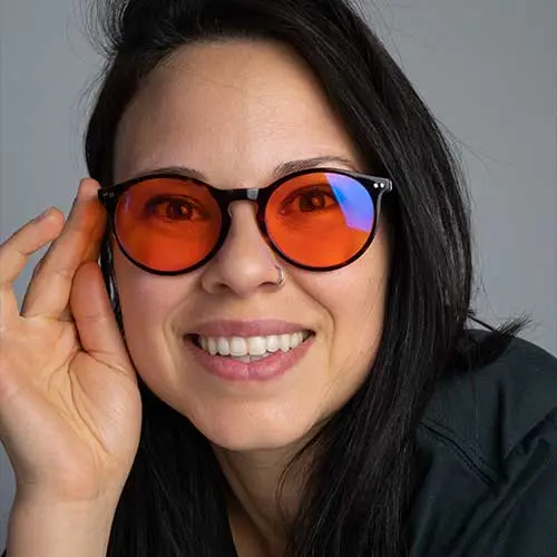 chica con gafas rojas que bloquean luz azul