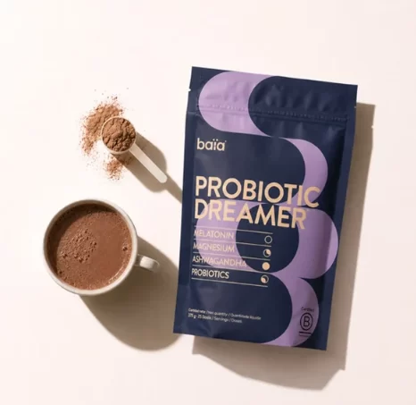 Probiotic Dreamer de Baïa Food con una taza de bebida de cacao para tomar antes de dormir